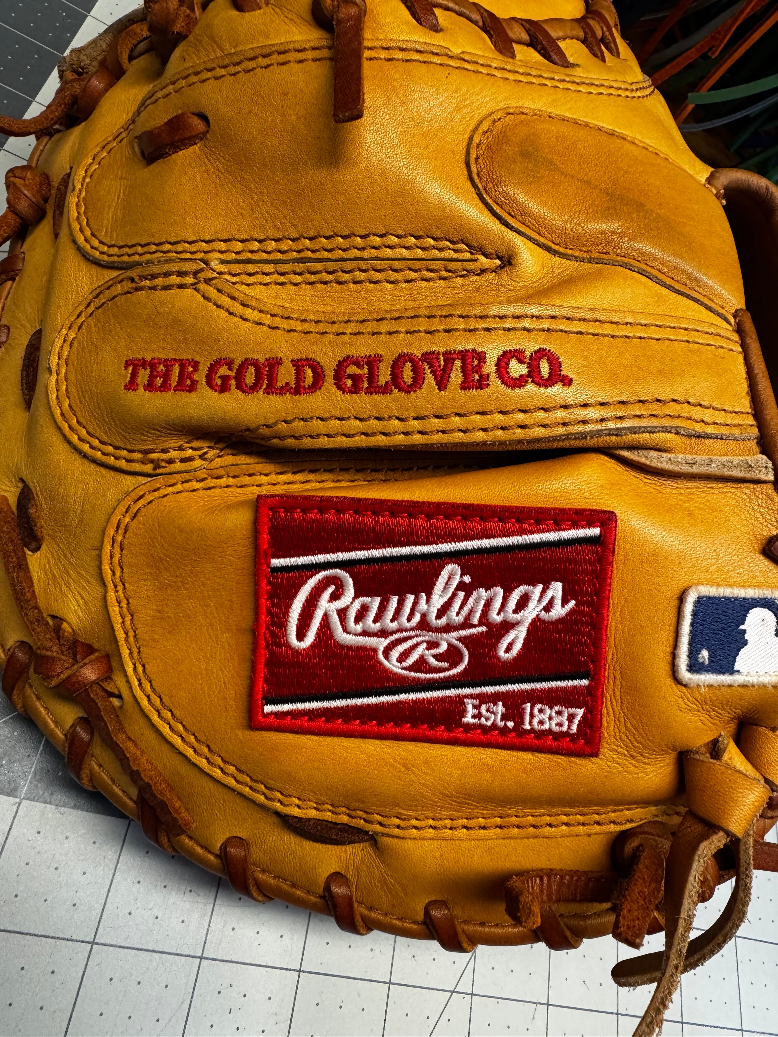 Rawlings Heart of the Hide Catchers Mitt 33” RHT PROCM33T - Refurbished
