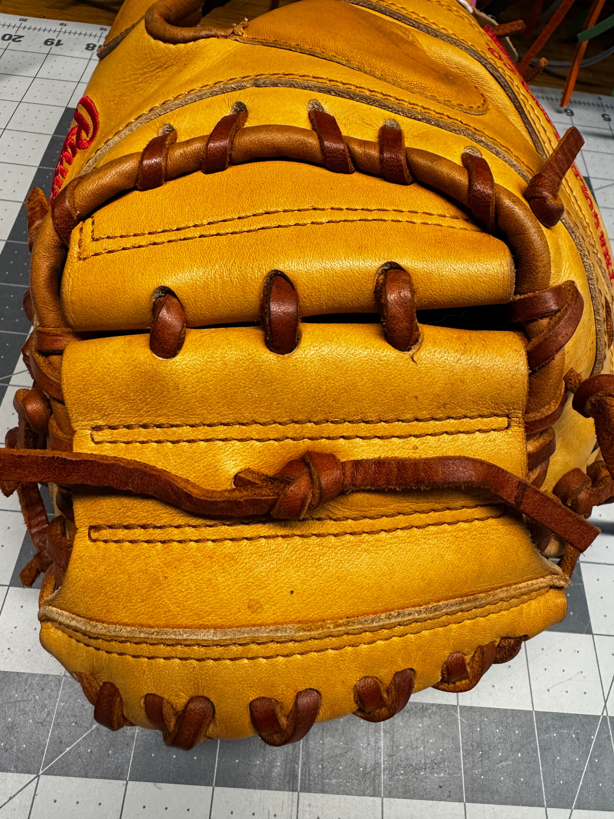 Rawlings Heart of the Hide Catchers Mitt 33” RHT PROCM33T - Refurbished