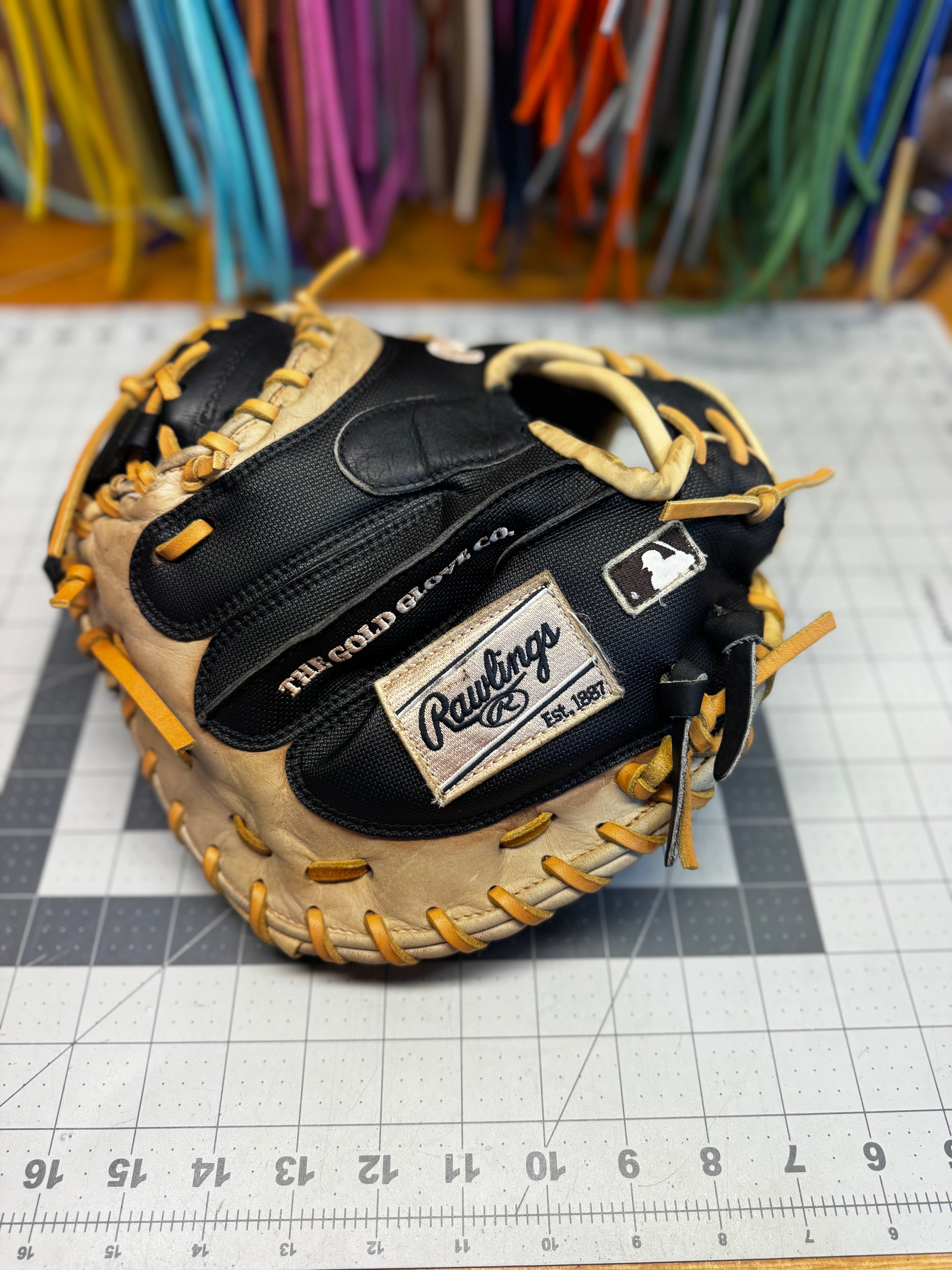 Rawlings Heart of the Hide Catchers Mitt 34” RHT - Refurbished