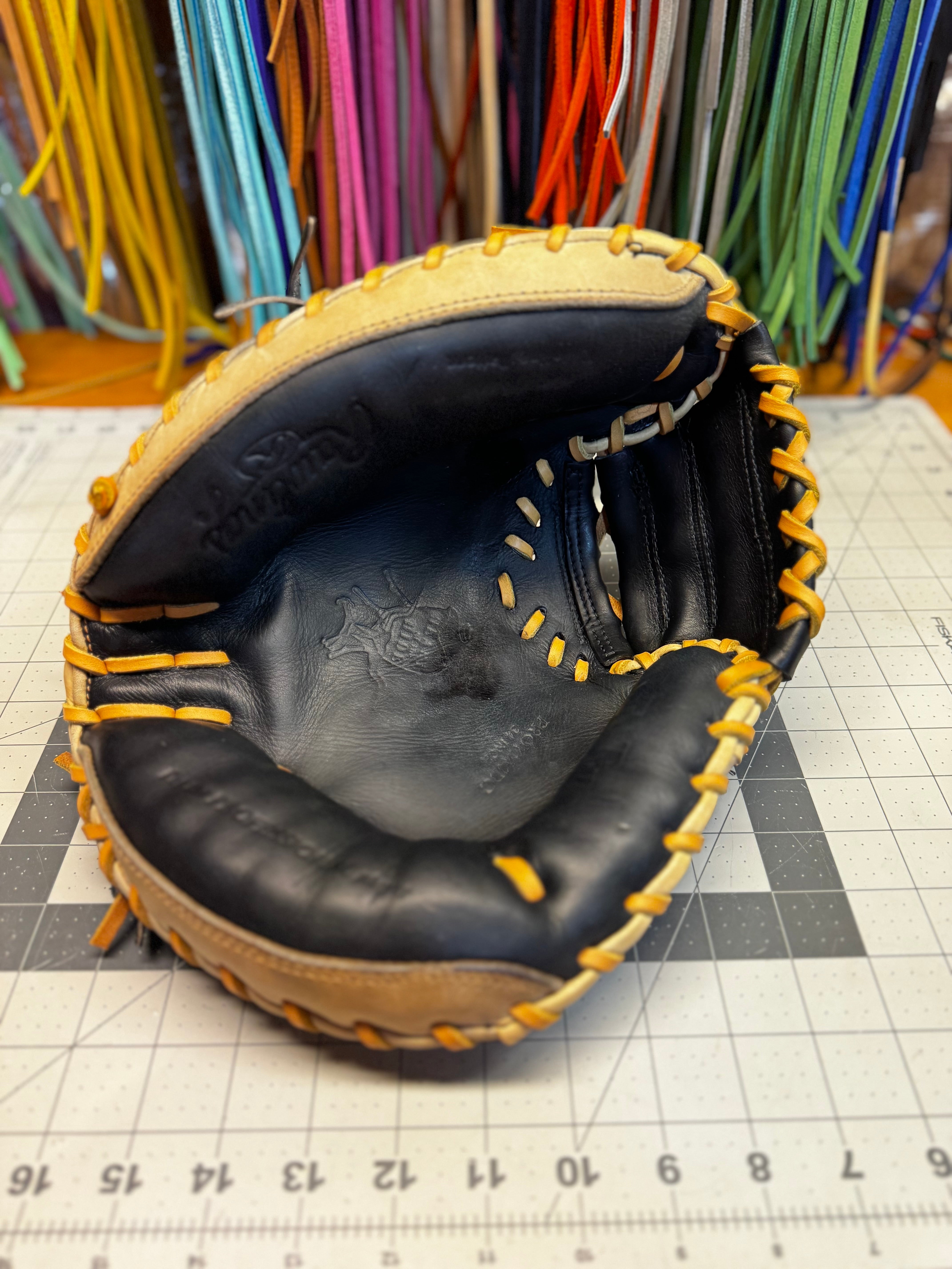 Rawlings Heart of the Hide Catchers Mitt 34” RHT - Refurbished