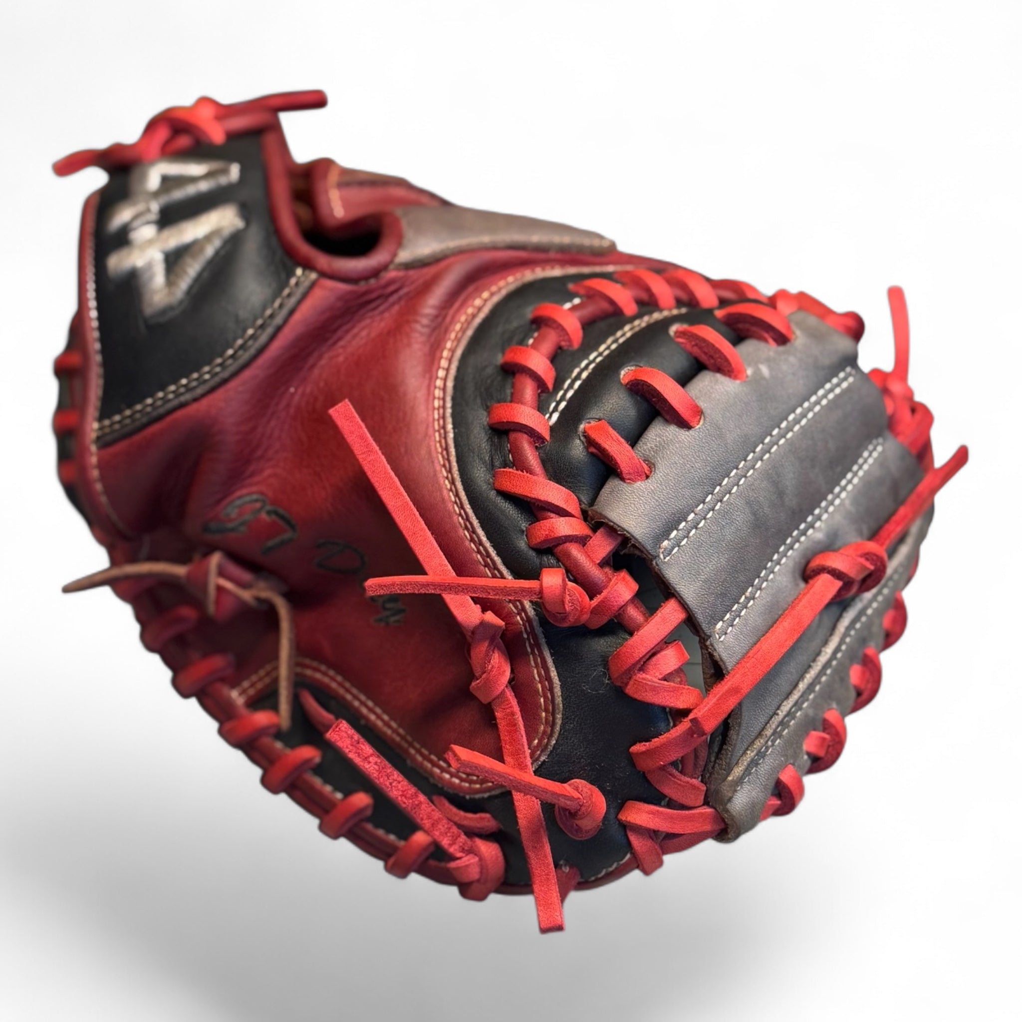 Glove Cleaning, Conditioning & Relacing Service